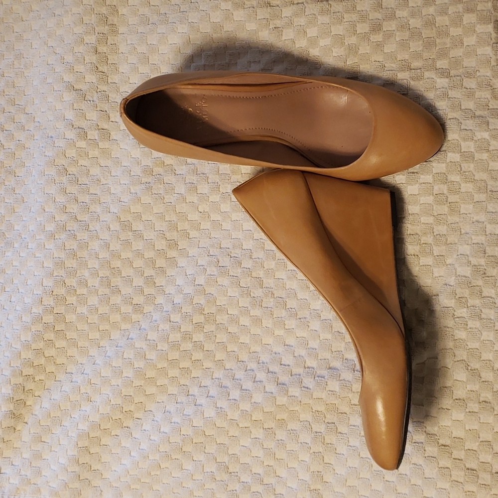Vince Camuto 10B tan wedge